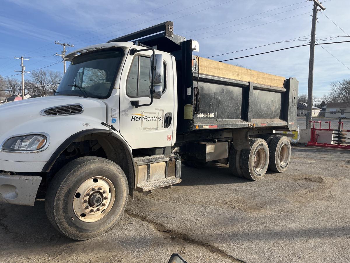 2017 Freightliner M2106