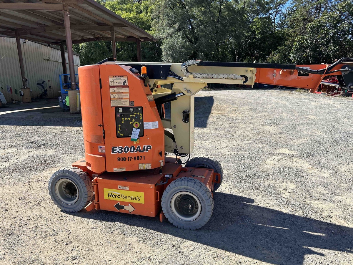 2017 JLG E300AJP