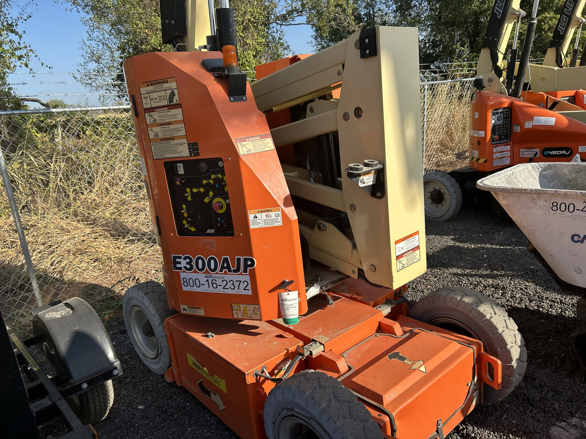 2017 JLG E300AJP-13