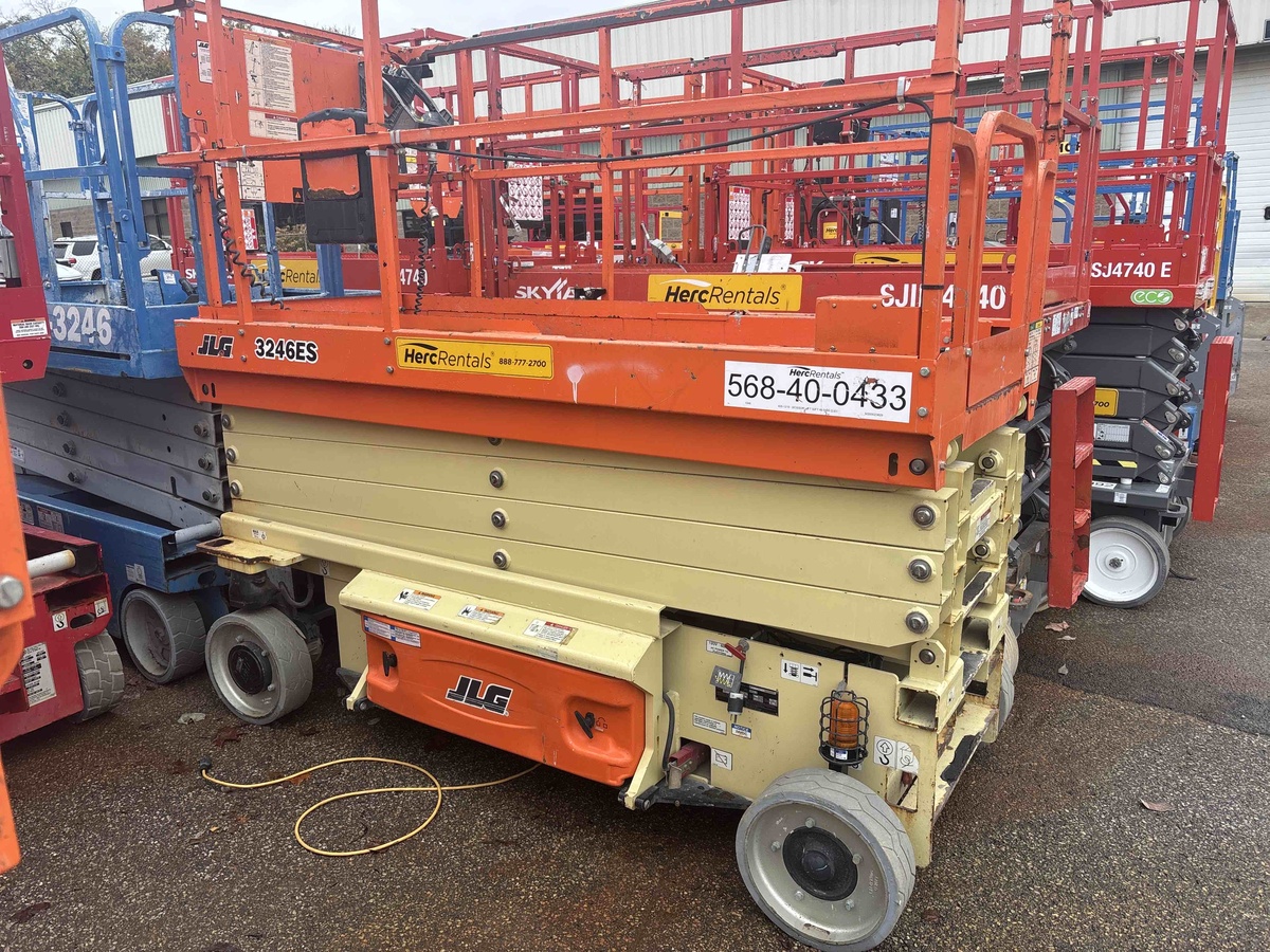 2018 JLG 3246ES