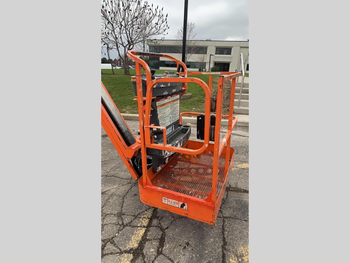 2014 JLG E400AJP-2