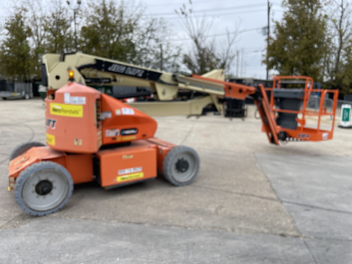 2017 JLG E450AJ-10
