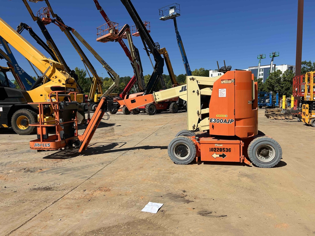 2017 JLG E300AJP-3