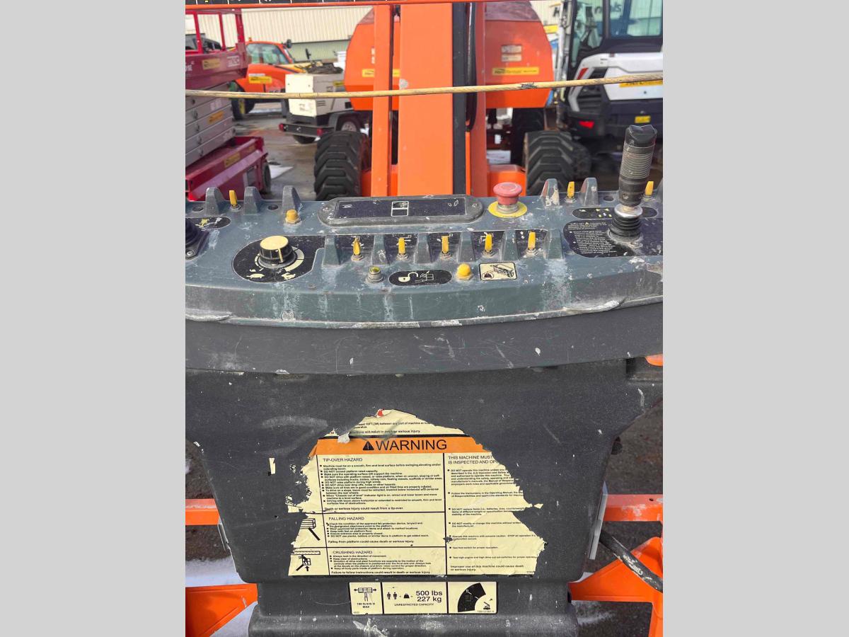 2011 JLG 800AJ