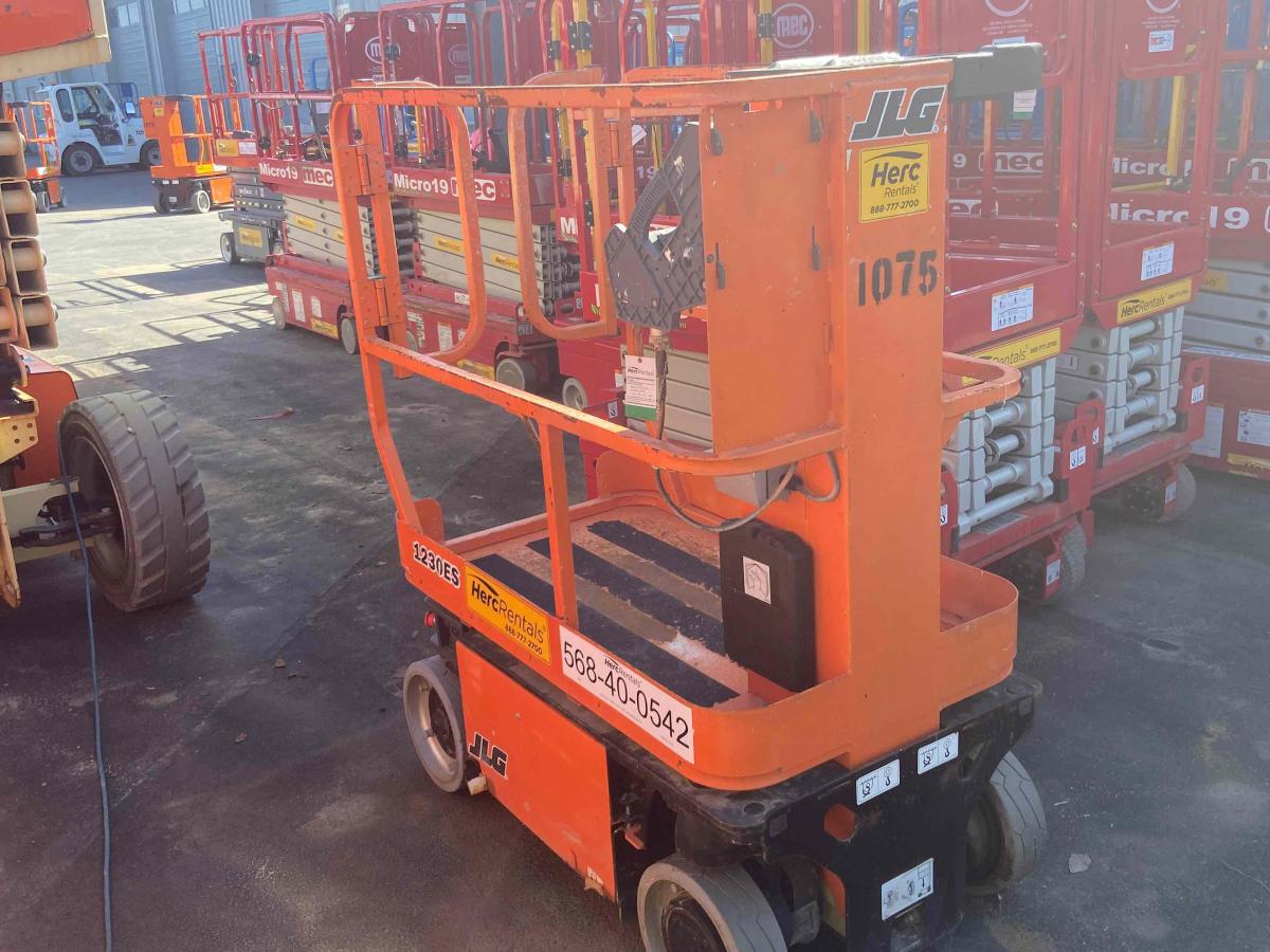 2011 JLG 1230ES