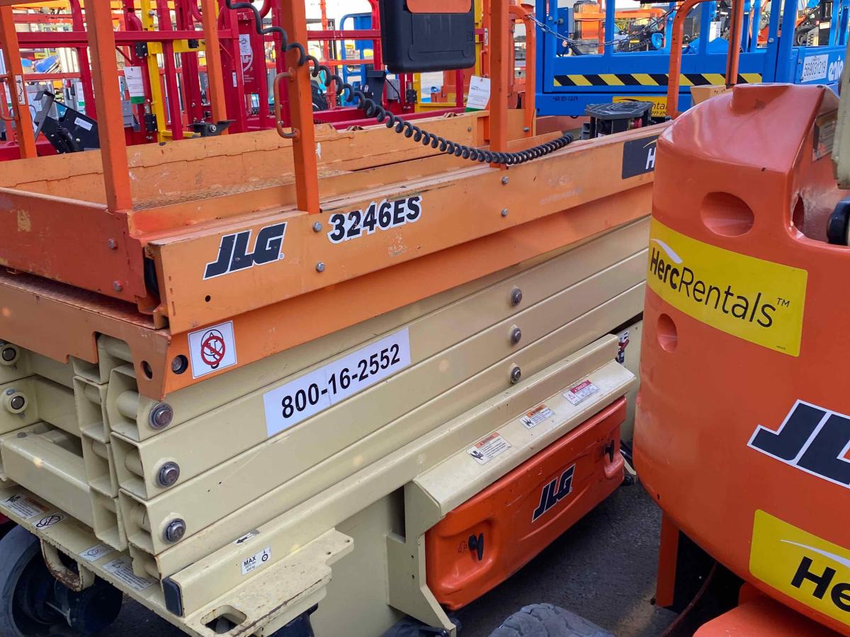 2017 JLG 3246ES