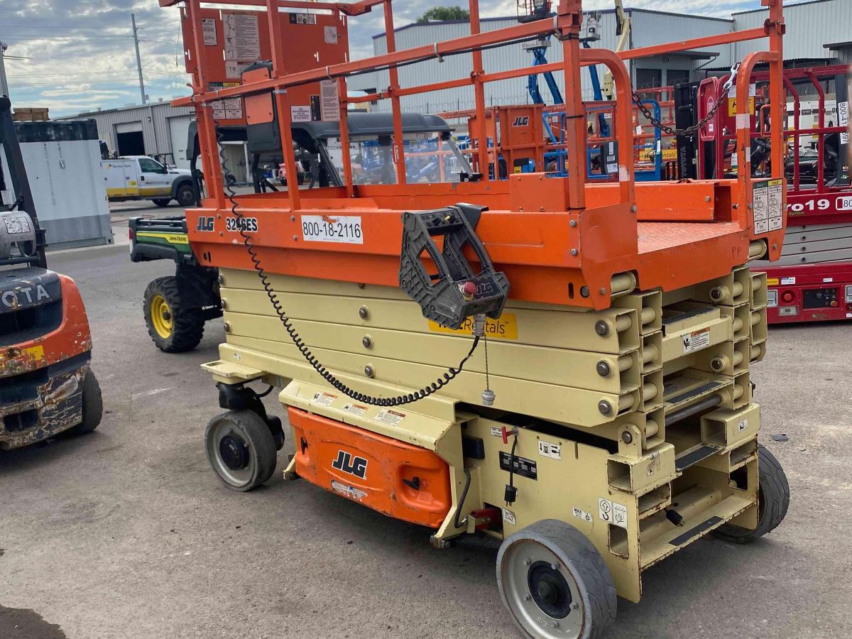 2017 JLG 3246ES