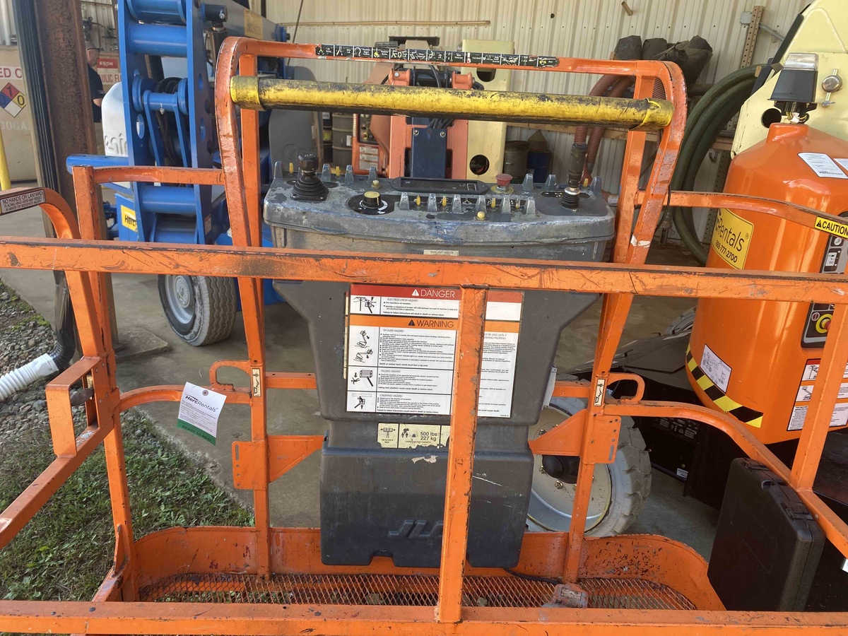 2017 JLG E450AJ-1