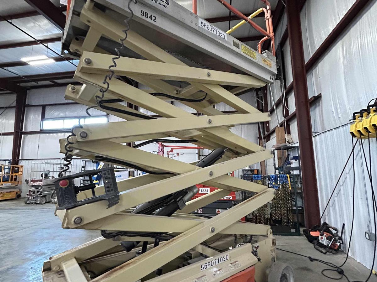 2013 JLG 3246ES