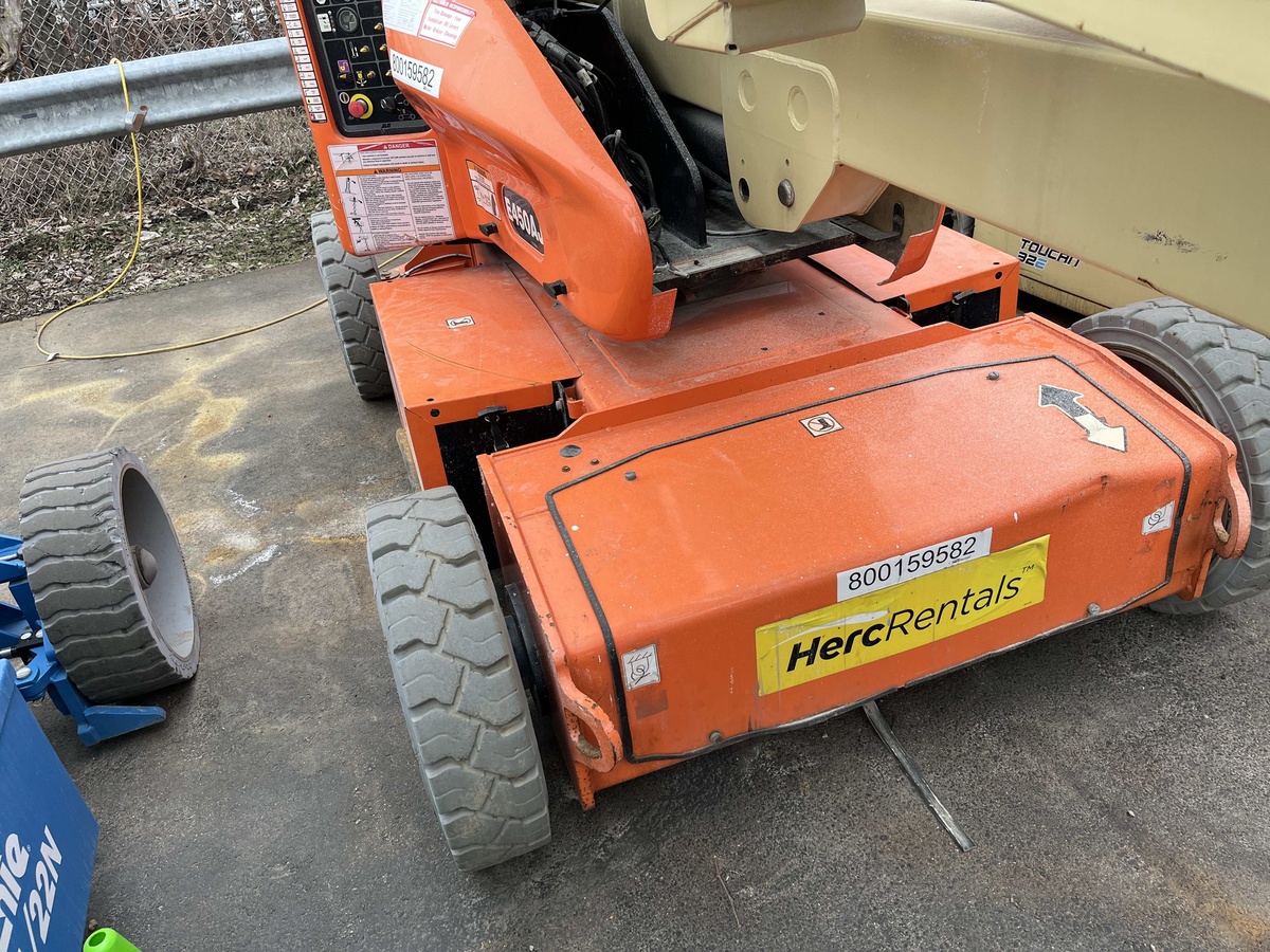 2017 JLG E450AJ-8