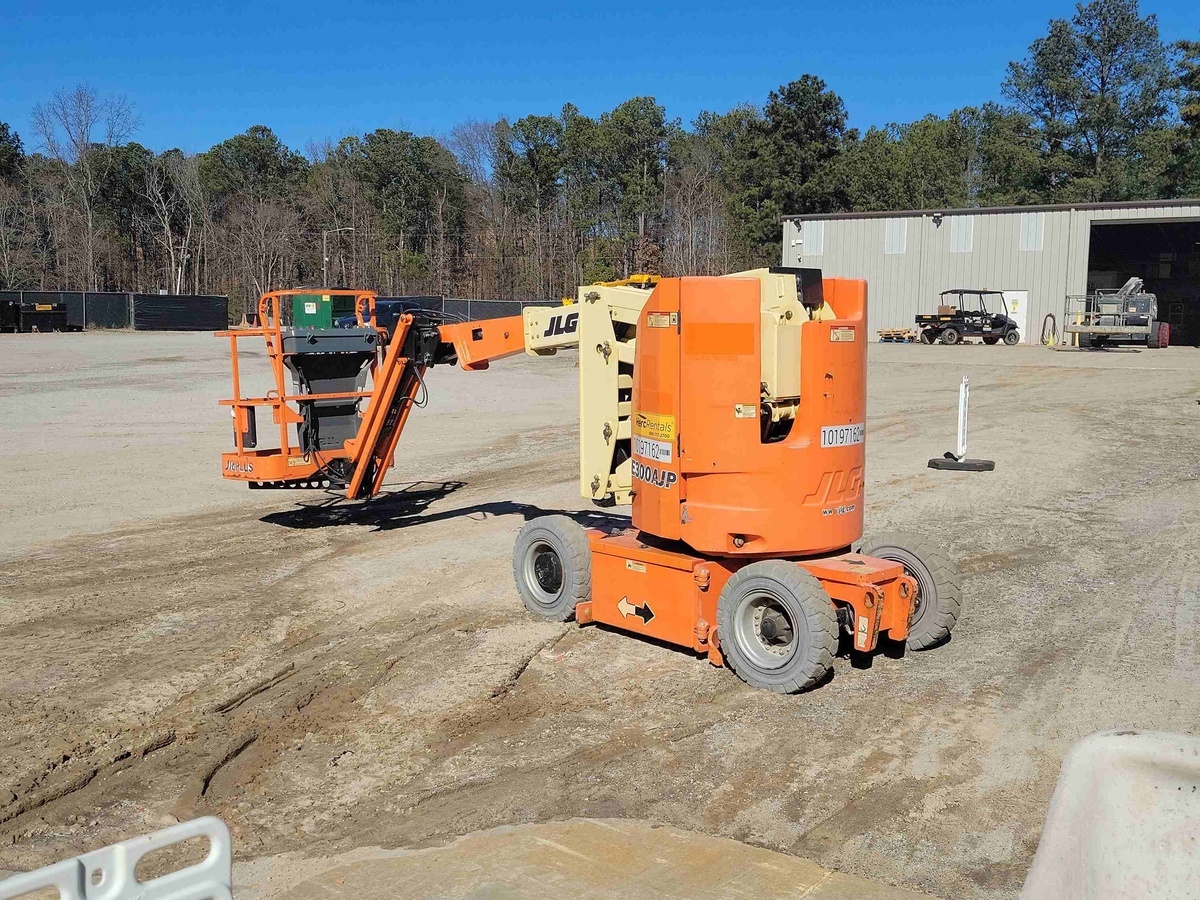 2016 JLG E300AJP-4
