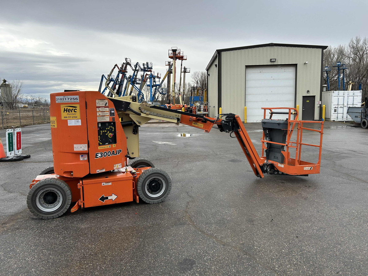 2017 JLG E300AJP