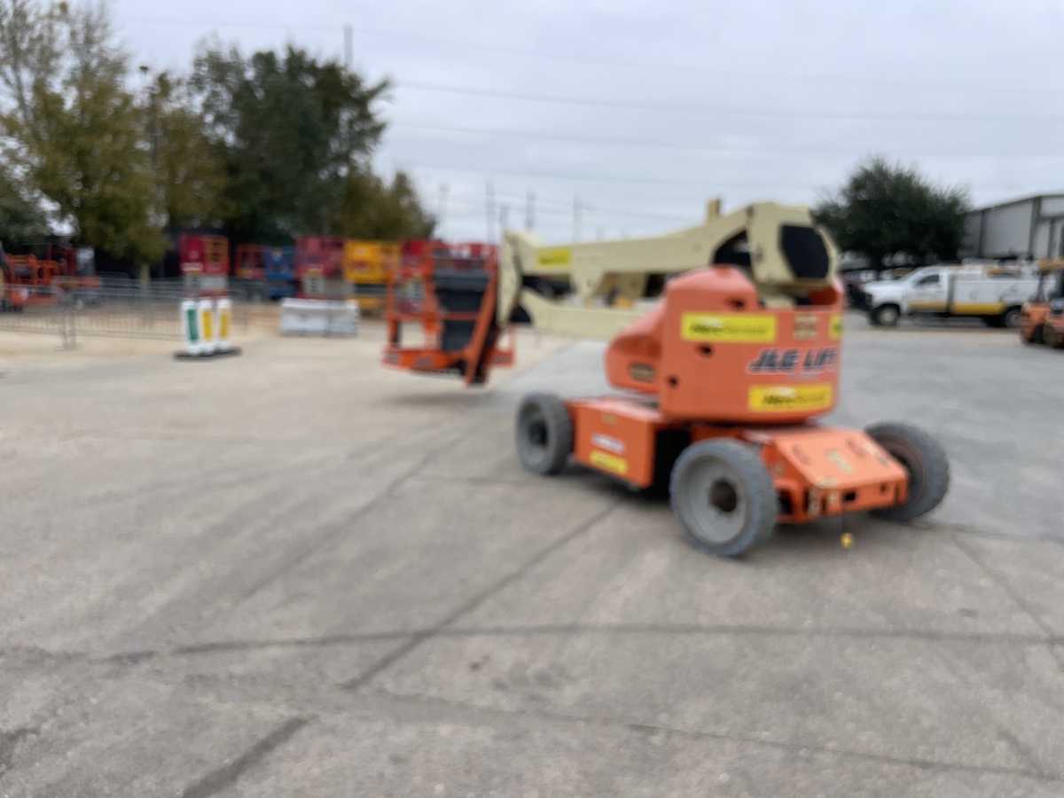 2017 JLG E450AJ-5