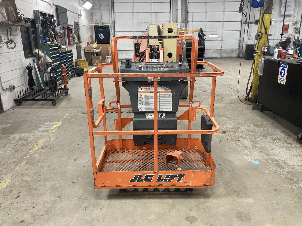 2017 JLG E400AJPN-7