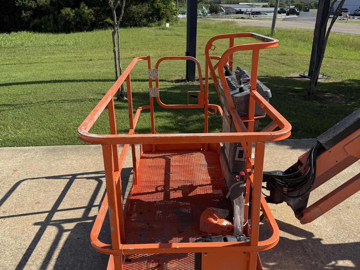 2017 JLG 600AJ-8