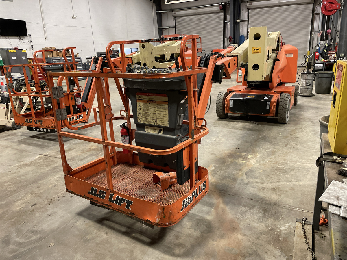 2017 JLG E400AJPN
