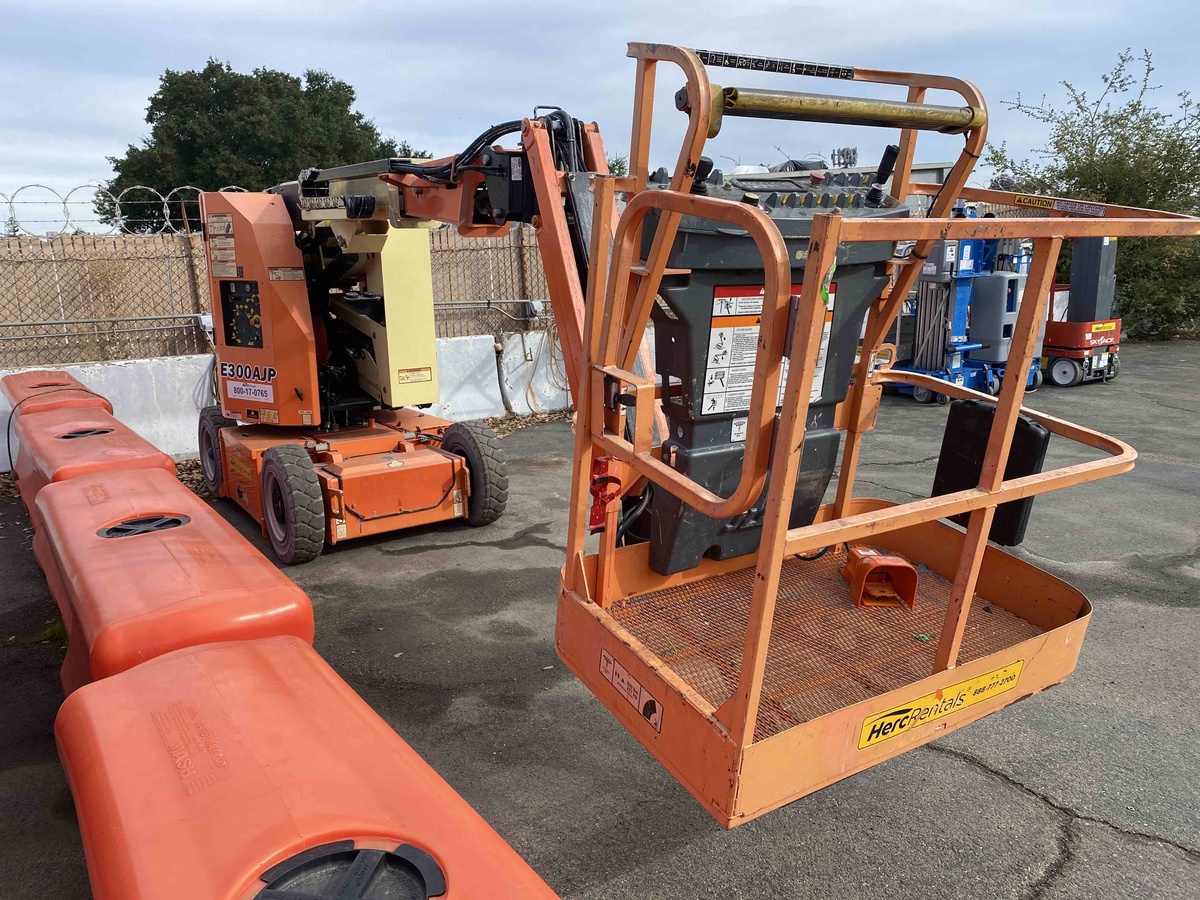 2017 JLG E300AJP-6