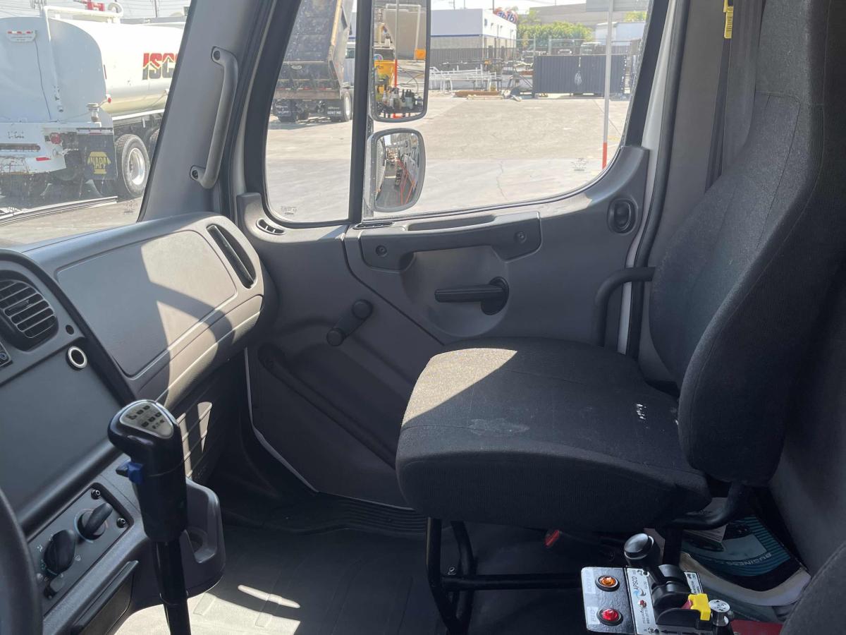 2016 Freightliner M2106-6