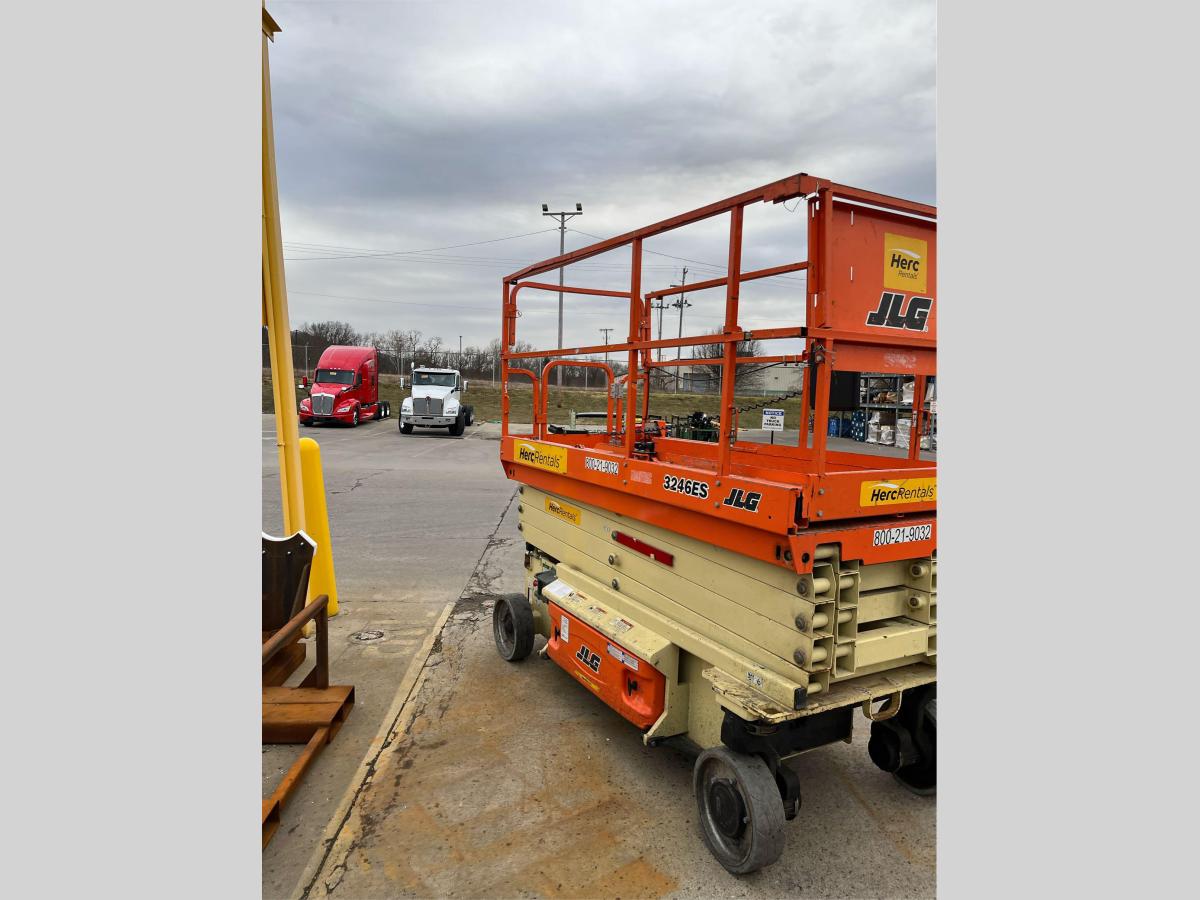 2018 JLG 3246ES