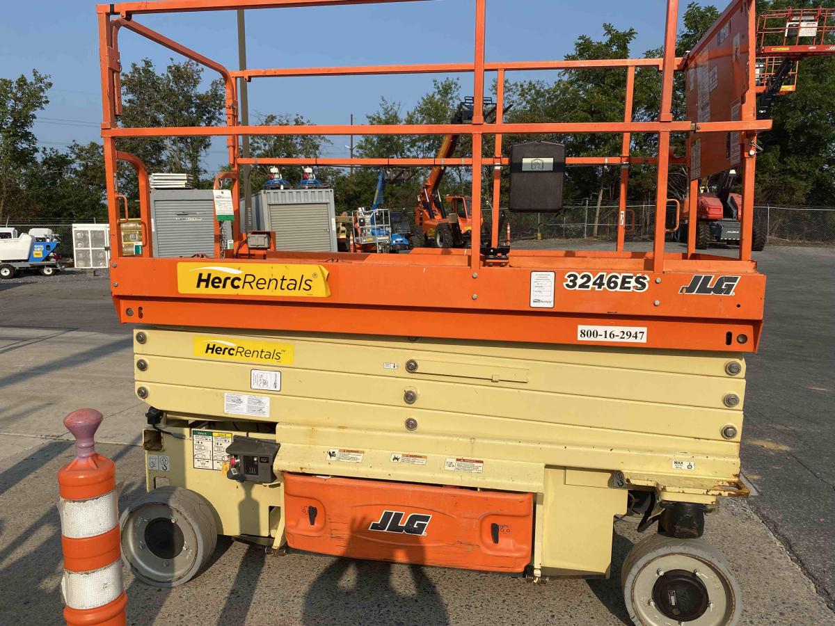 2017 JLG 3246ES