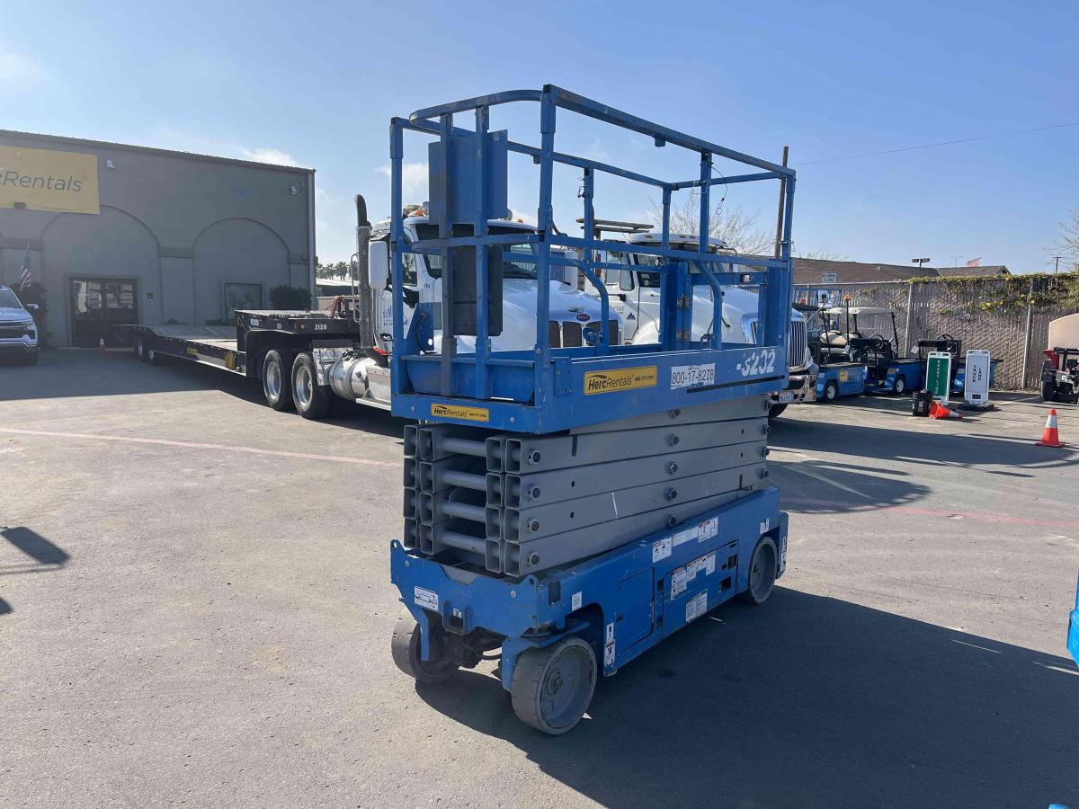 2017 Genie GS-3232