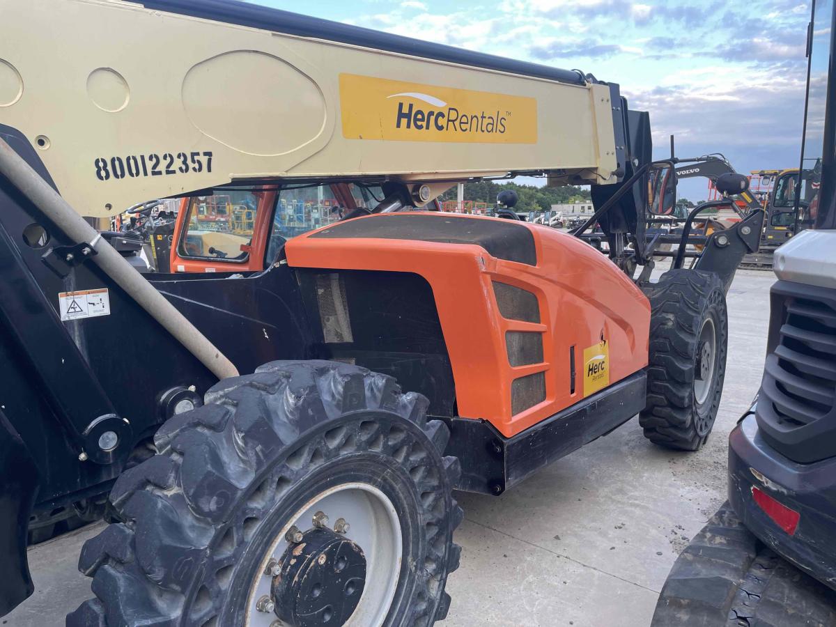 2016 JLG 1055