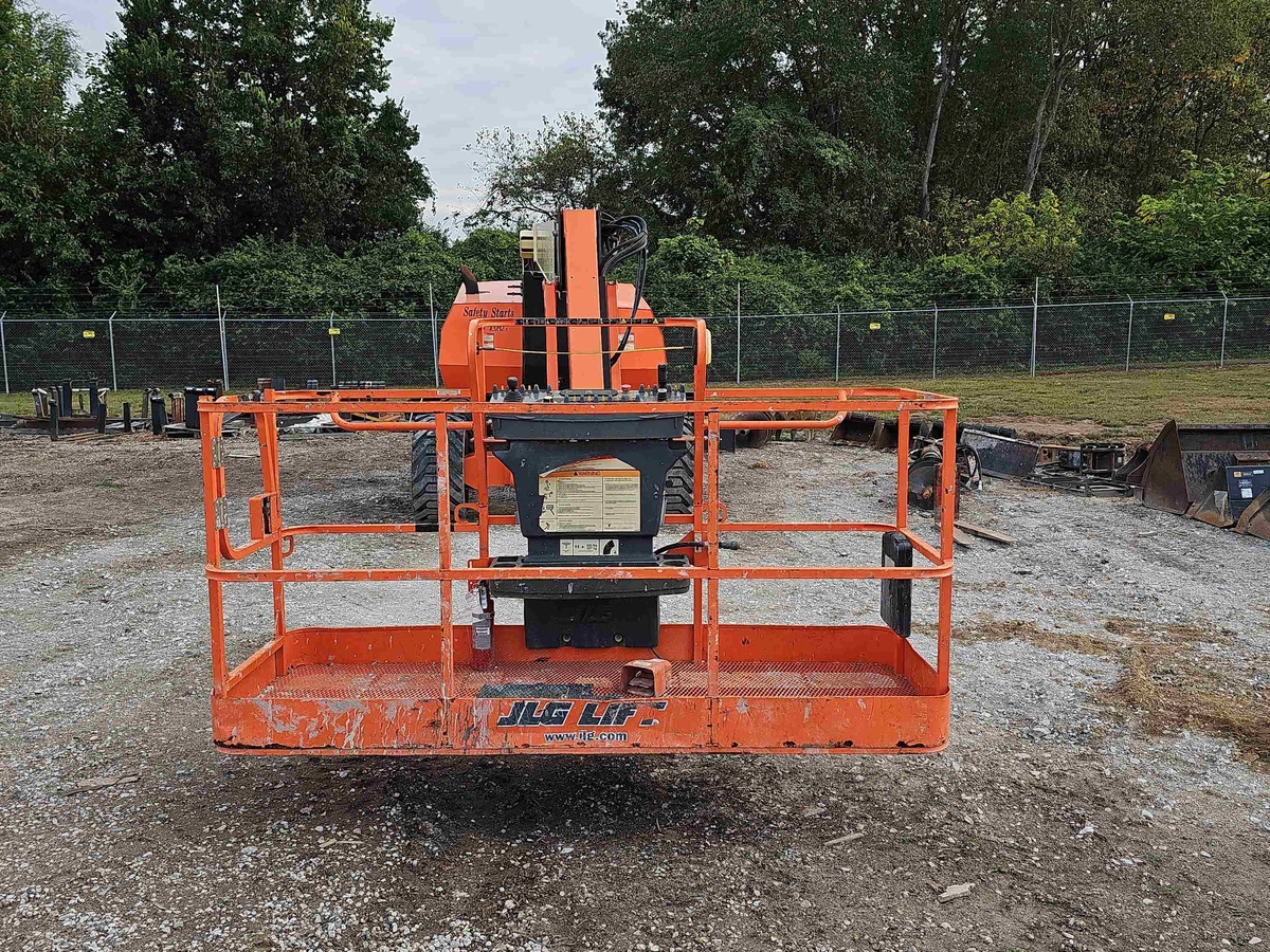 2011 JLG 800AJ-8