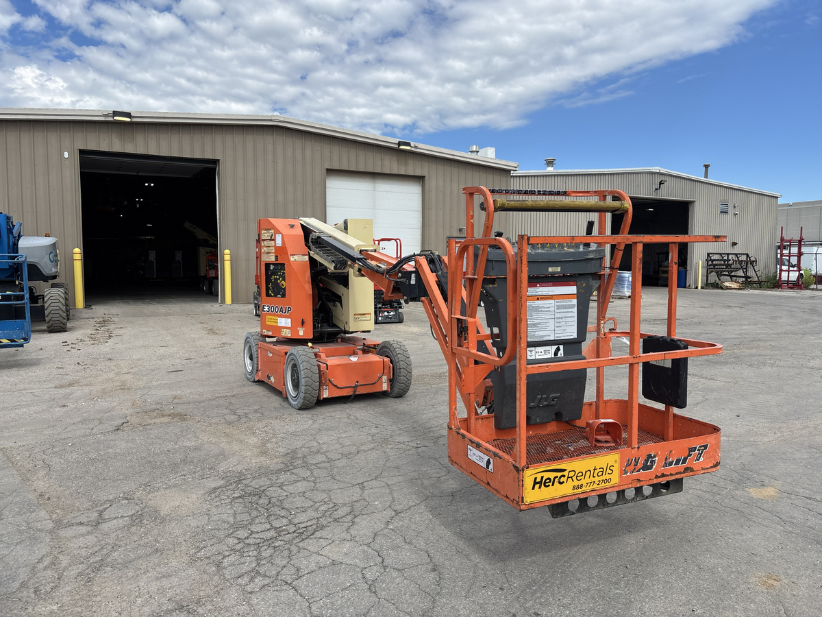 2017 JLG E300AJP-2
