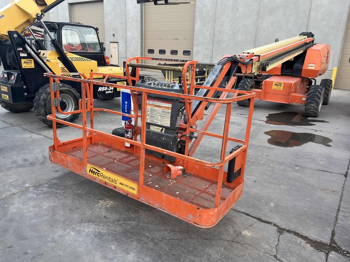 2017 JLG 660SJ