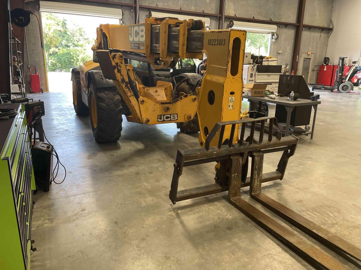 2017 JCB 512-56