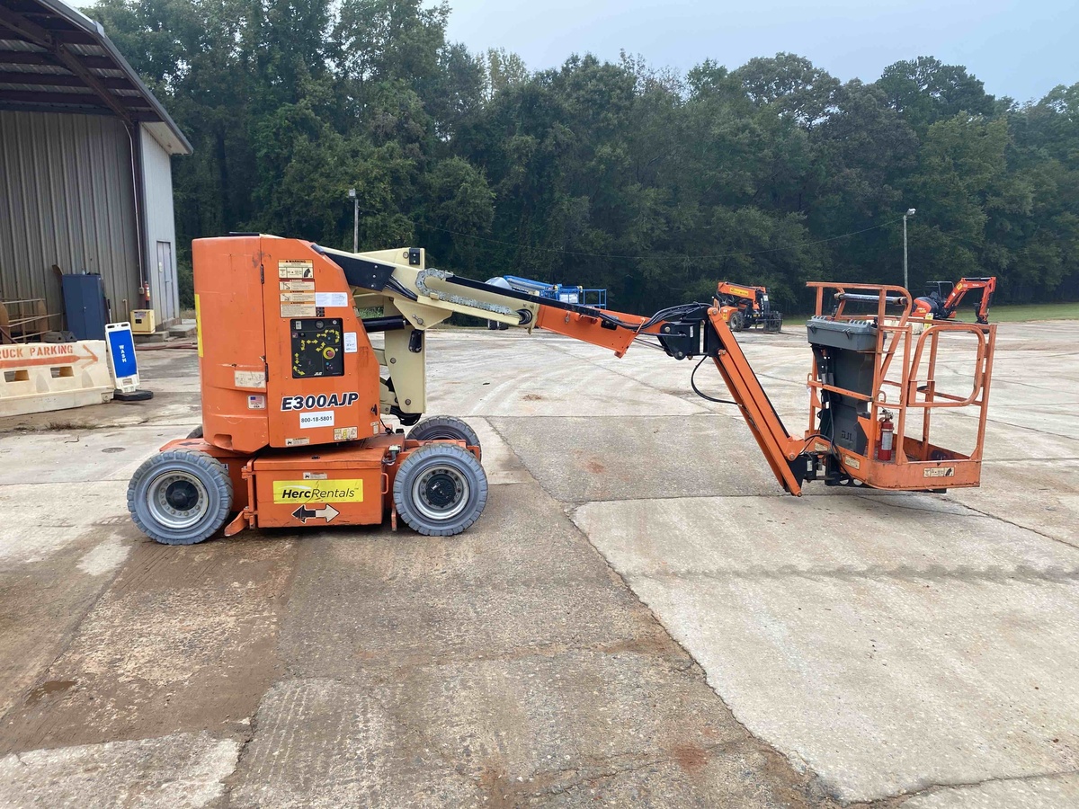 2017 JLG E300AJP