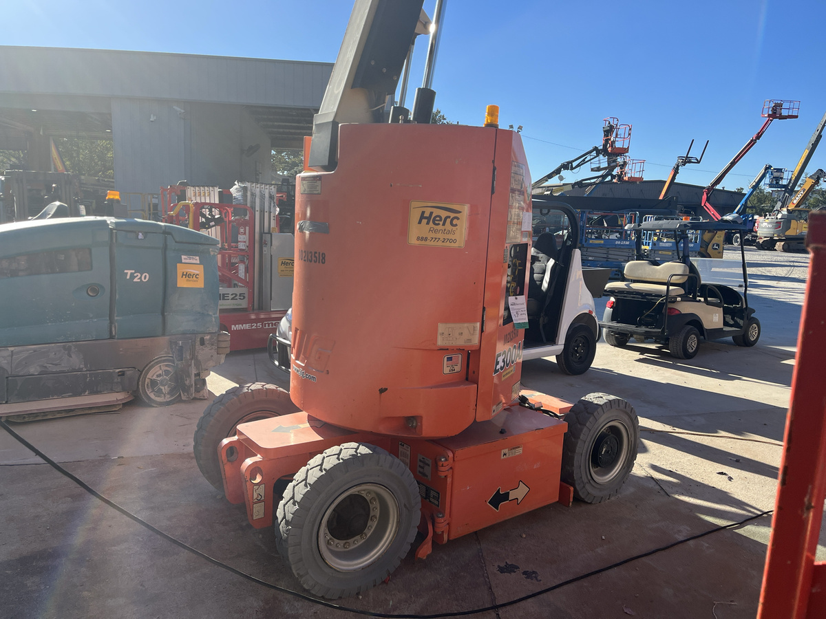 2017 JLG E300AJ