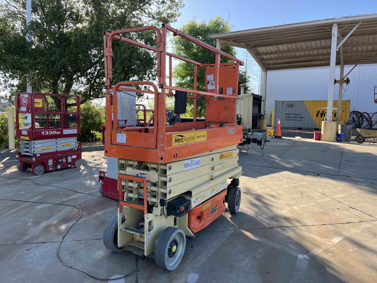 2017 JLG 2632ES-3