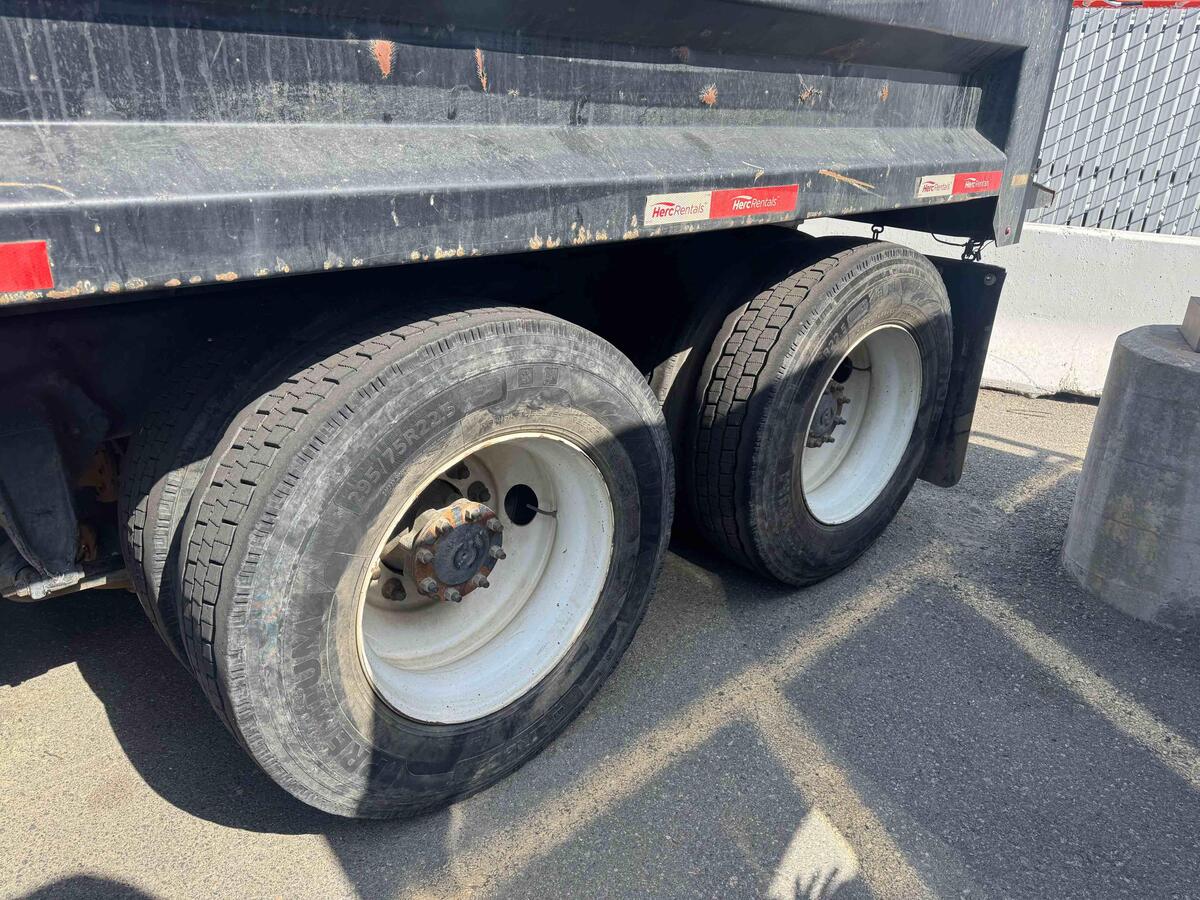 2016 Freightliner M2106-8