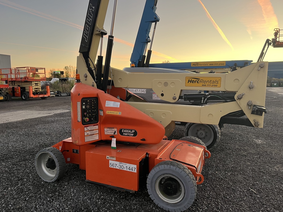 2017 JLG E400AJPN-2