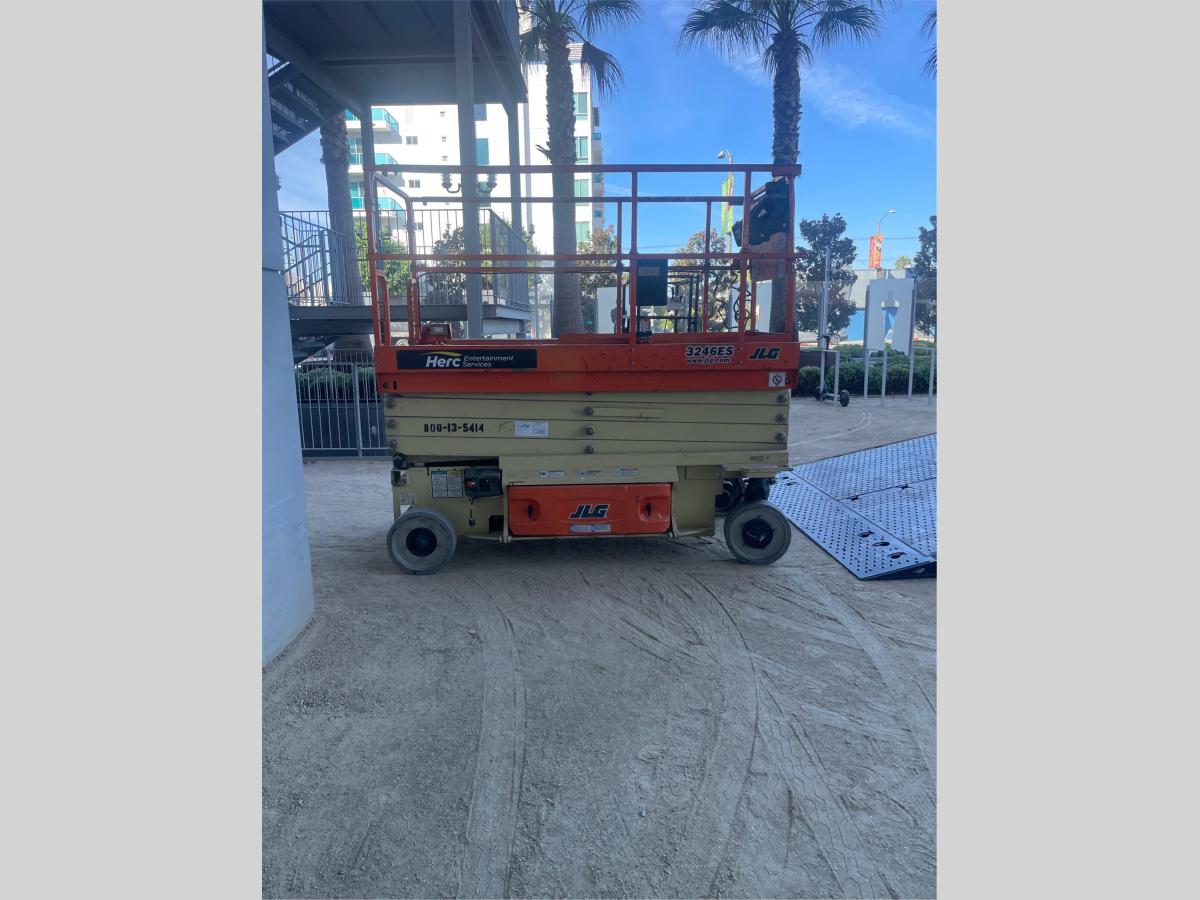2016 JLG 3246ES