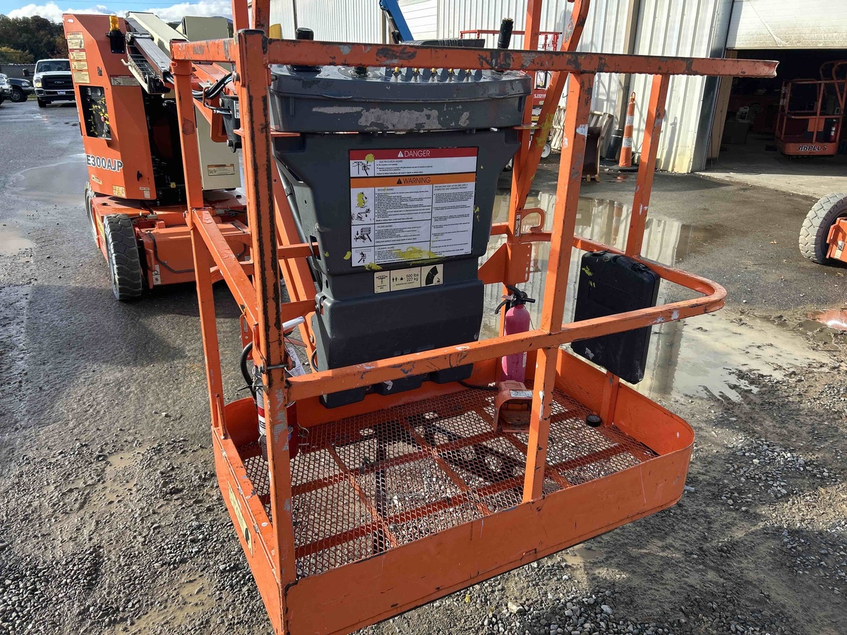2016 JLG E300AJP-3