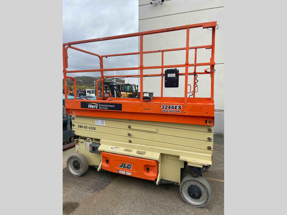 2015 JLG 3246ES