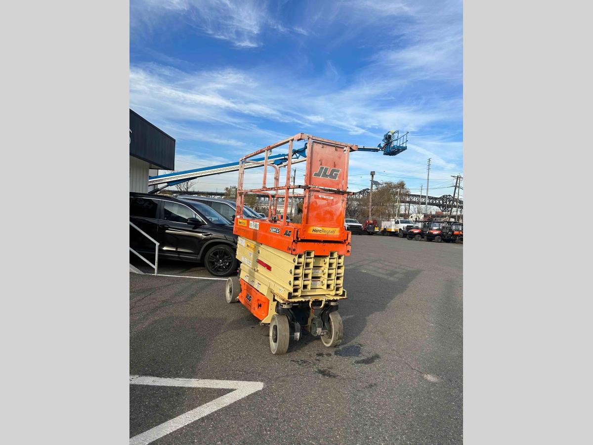 2017 JLG 2632ES