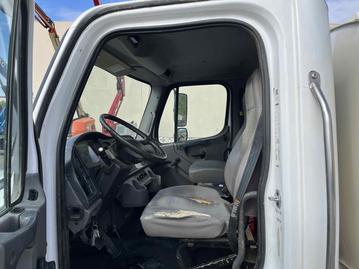 2018 Freightliner M2106-5