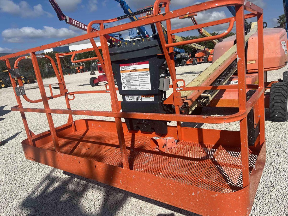 2017 JLG 400S