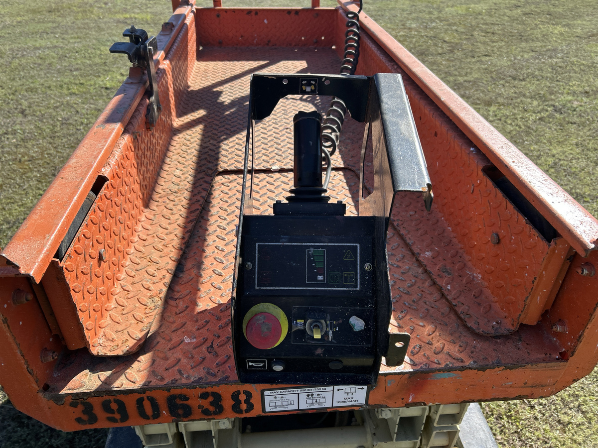 2019 JLG 1932R-8