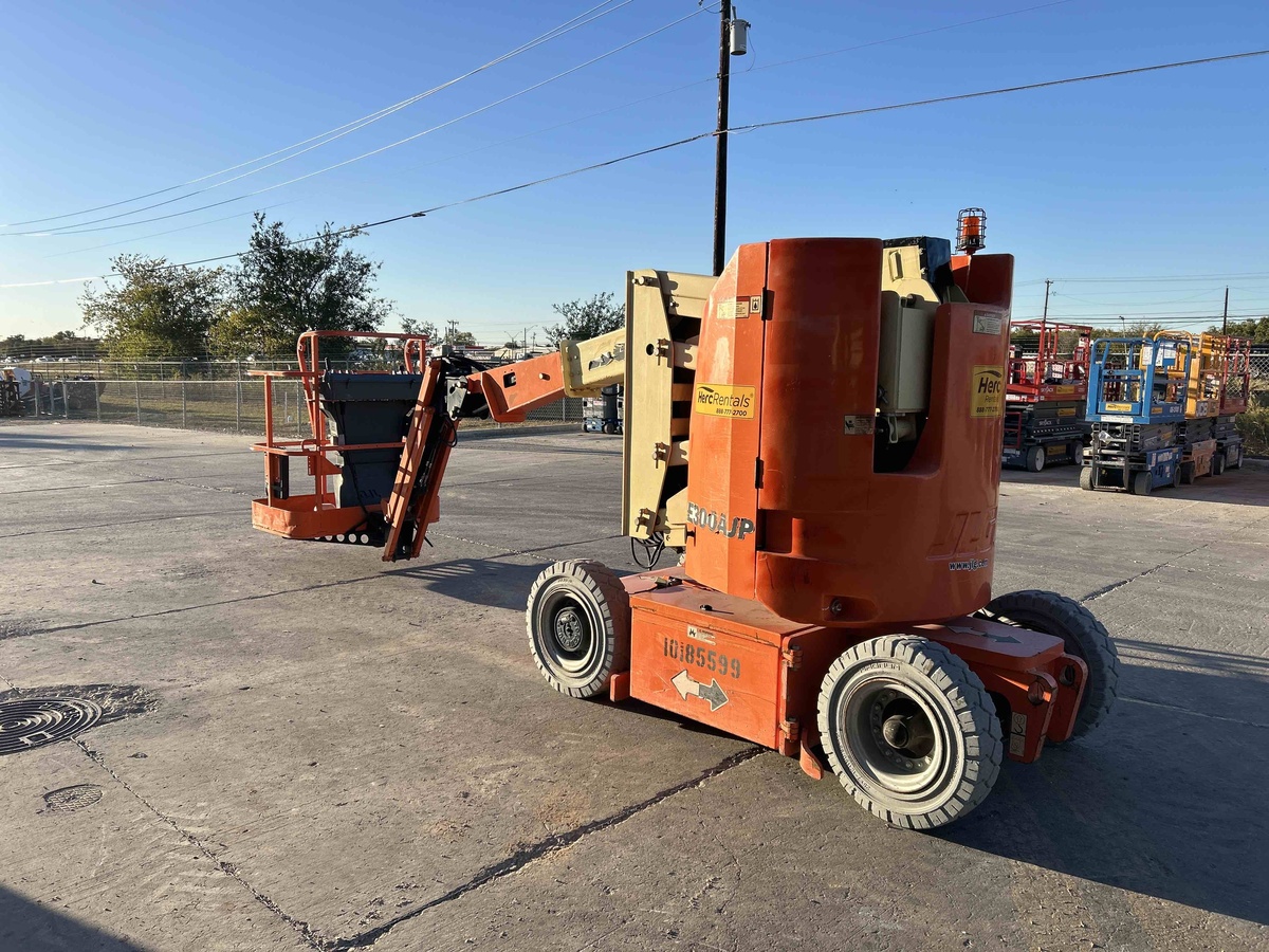 2016 JLG E300AJP-2