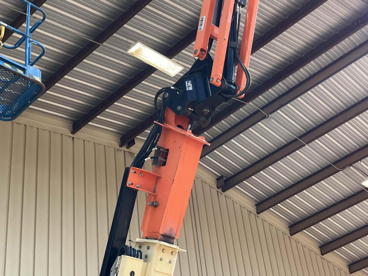 2016 JLG E300AJP-9