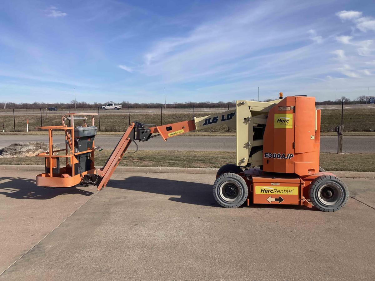 2017 JLG E300AJP