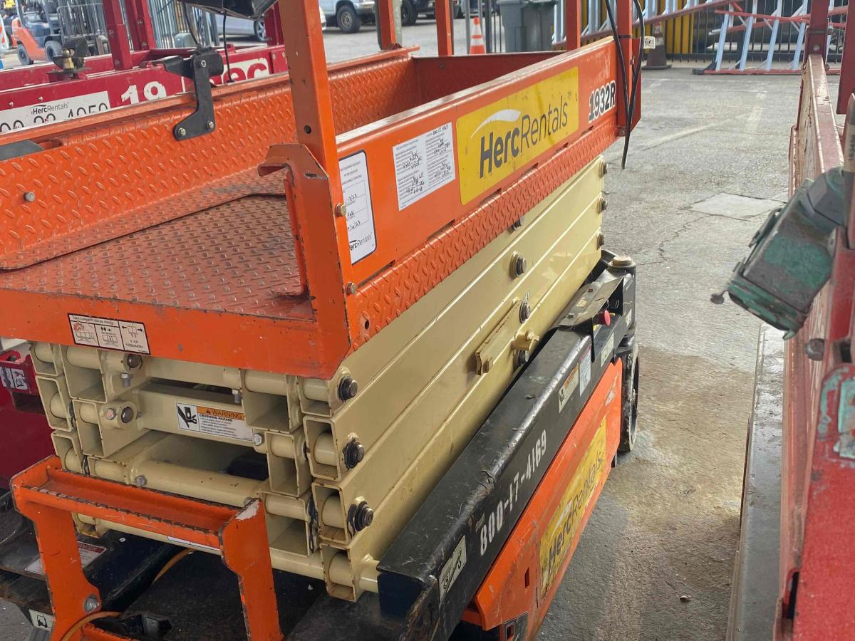 2017 JLG 1932R