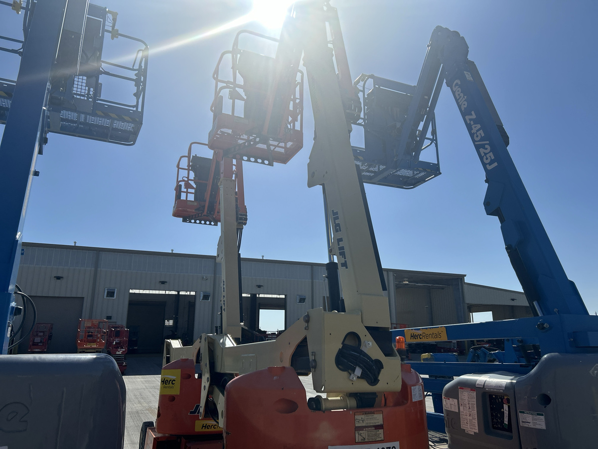 2017 JLG E400AJPN-8