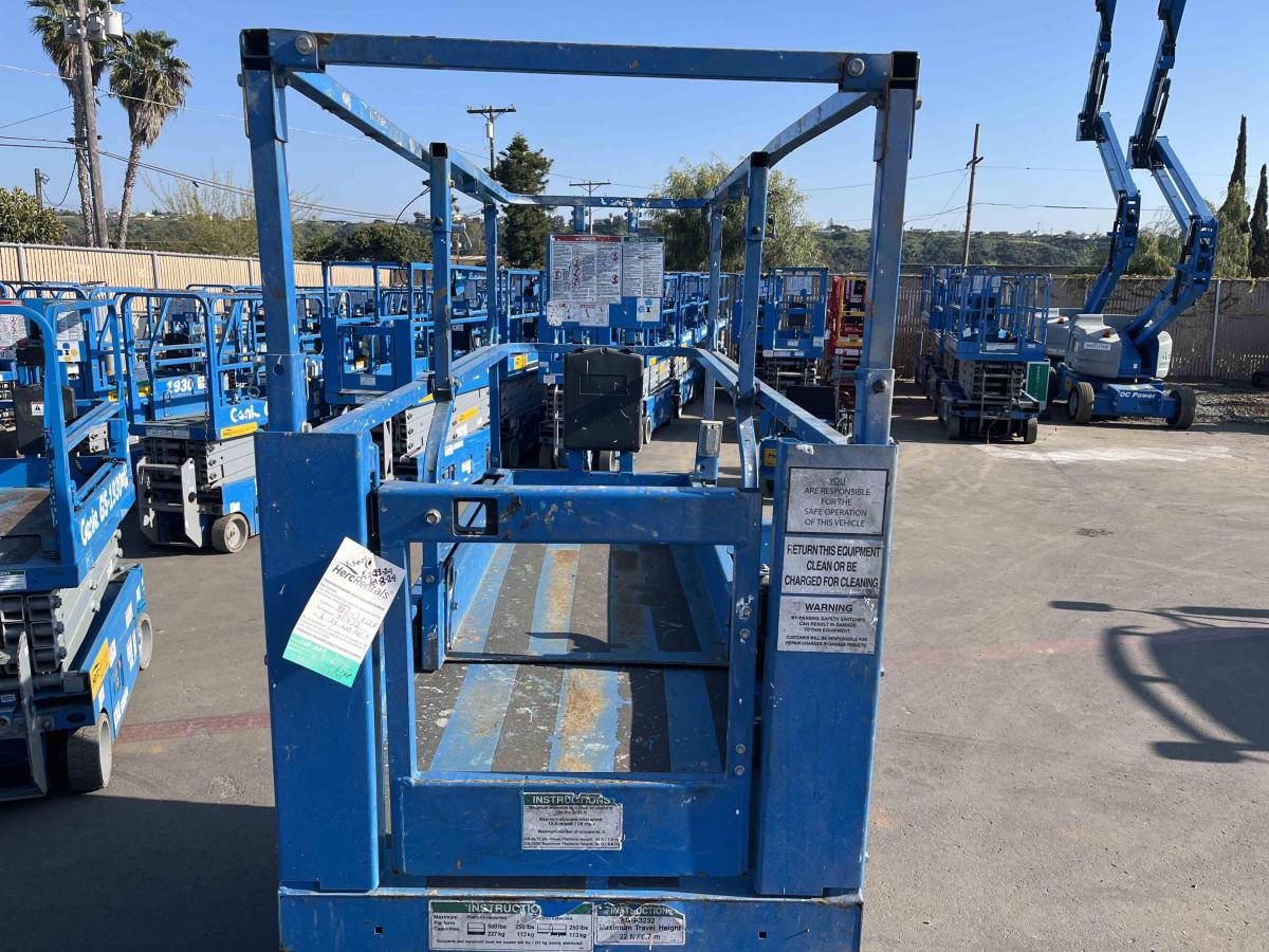 2017 Genie GS-3232