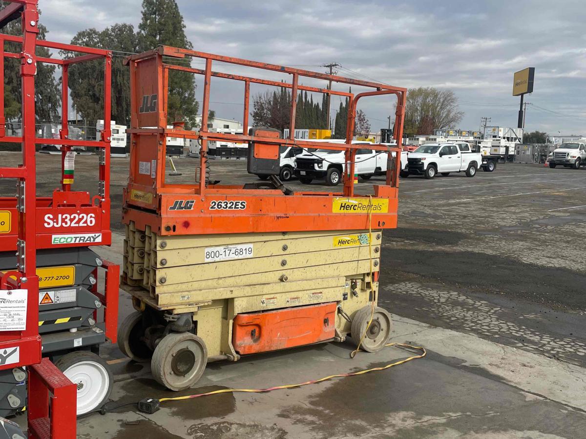 2017 JLG 2632ES-4