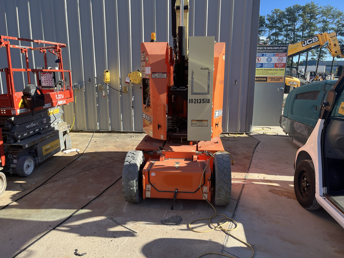 2017 JLG E300AJ-6